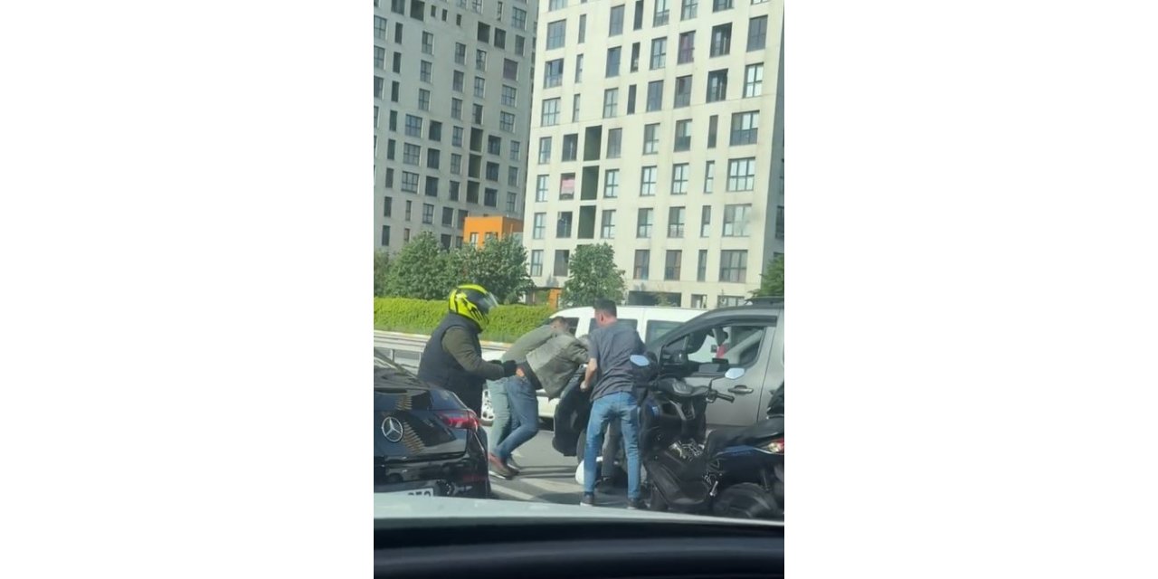 YOL ORTASINDA BİRBİRİNE GİRDİLER, DİĞER ARAÇLARIN ALTINDA KALMAKTAN SON ANDA KURTULDULAR