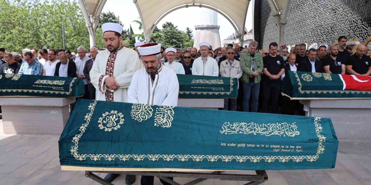 YANGINDA HAYATINI KAYBEDEN YAZAR SÜHA OĞUZERTEM SON YOLCULUĞUNA UĞURLANDI