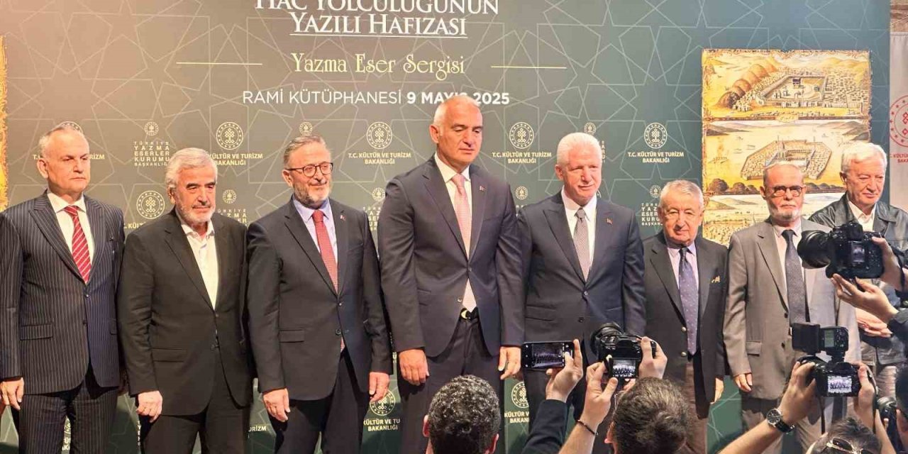 BAKAN ERSOY, ‘YOL VE YÂD: HAC YOLCULUĞUNUN YAZILI HAFIZASI’ SERGİSİNİN AÇILIŞINA KATILDI