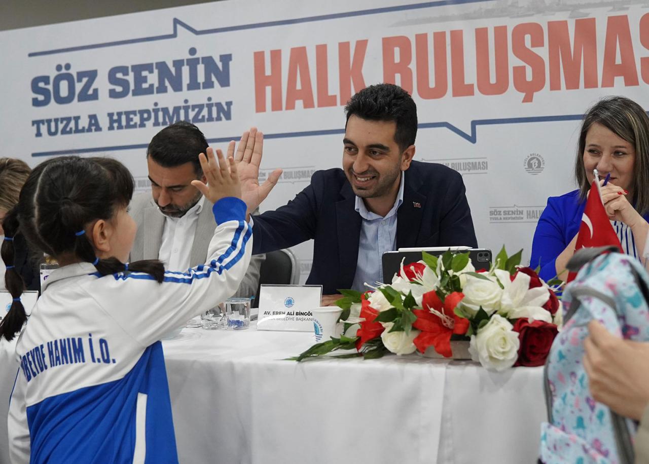 Başkan Eren Ali Bingöl halk buluşmalarında komşularıyla bir arada