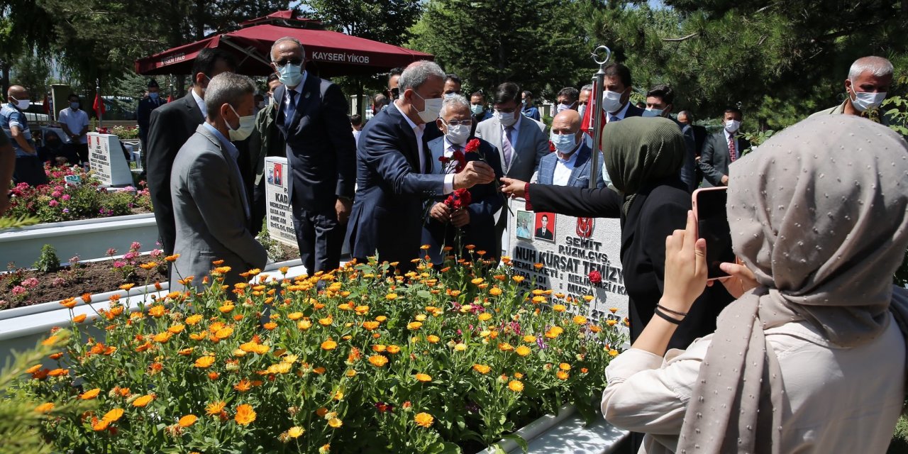 MİLLİ SAVUNMA BAKANI HULUSİ AKAR KAYSERİ’DE ASKER VE POLİS ŞEHİTLİKLERİNİ ZİYARET ETTİ