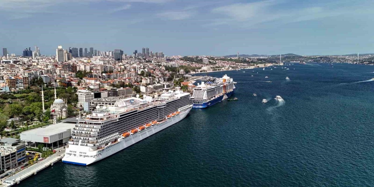 İSTANBUL BOĞAZI’NDA İKİ DEV KRUVAZİYER GEMİSİ HAVADAN GÖRÜNTÜLENDİ