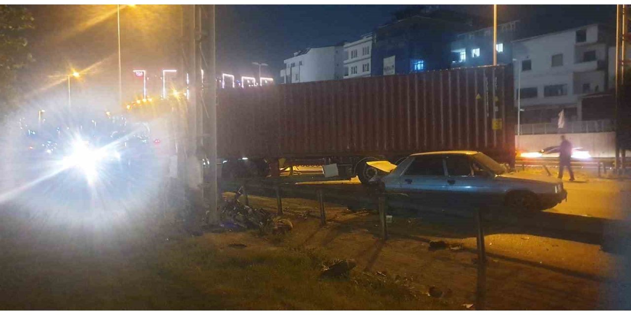 BEYLİKDÜZÜ’NDE KONTROLDEN ÇIKAN TIR ORTALIĞI BİRBİRİNE KATTI: 1 ÖLÜ, 2 YARALI
