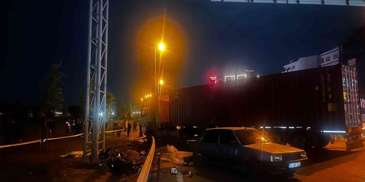 BEYLİKDÜZÜ’NDE KONTROLDEN ÇIKAN TIR MOTOSİKLETE ÇARPTI: 1 ÖLÜ, 2 YARALI