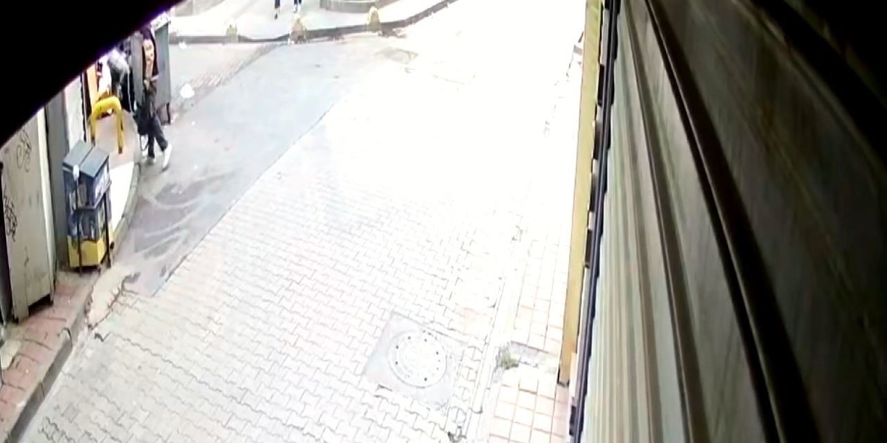 FATİH’TE KUYUMCU ÇALIŞANI PIRLANTA DOLU POŞETİ ÇÖPE ATTI, KAĞIT TOPLAYICISI BULUP ALDI