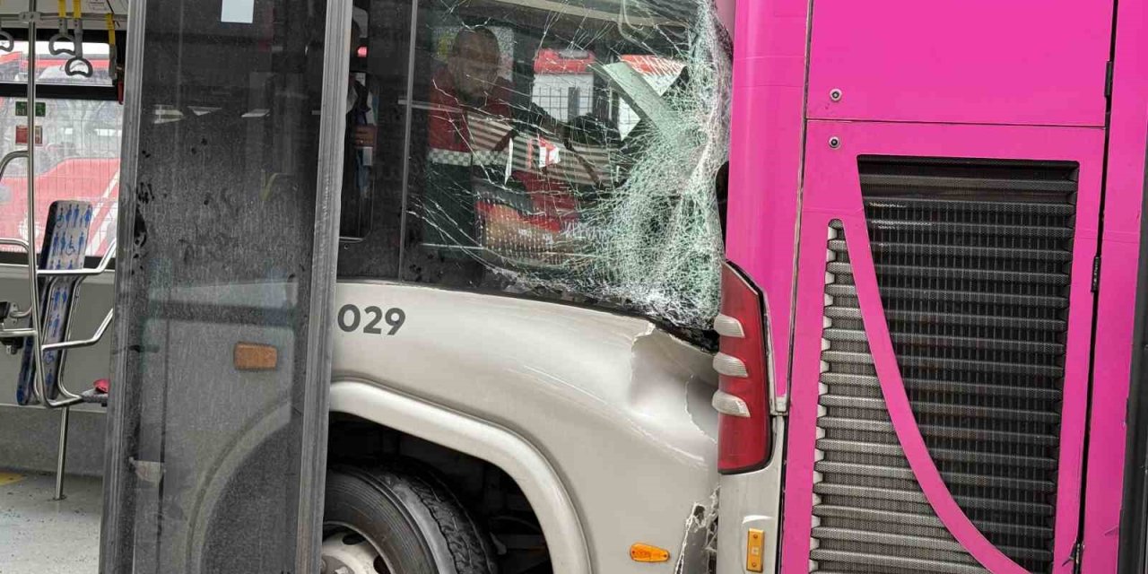 BEYLİKDÜZÜ’NDE METROBÜS KAZASI: 1 KİŞİ HAYATINI KAYBETTİ, 20 KİŞİ YARALANDI
