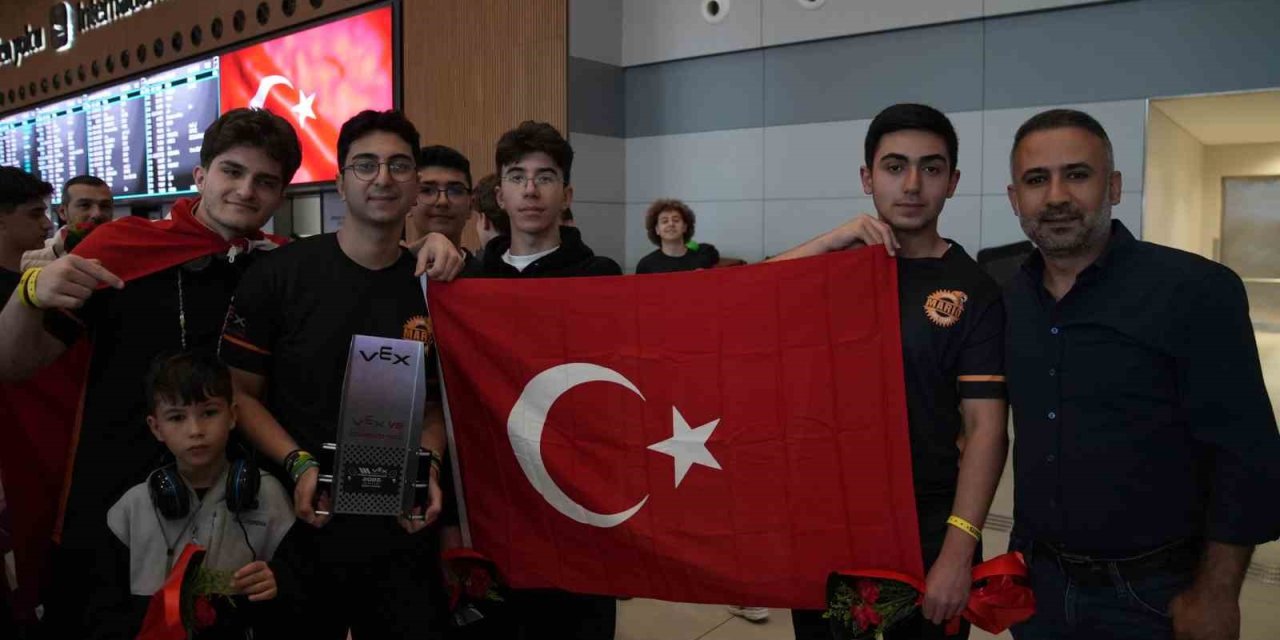 ARNAVUTKÖYLÜ ÖĞRENCİLER ABD’DEN DÜNYA ŞAMPİYONASI ÖDÜLÜYLE DÖNDÜ