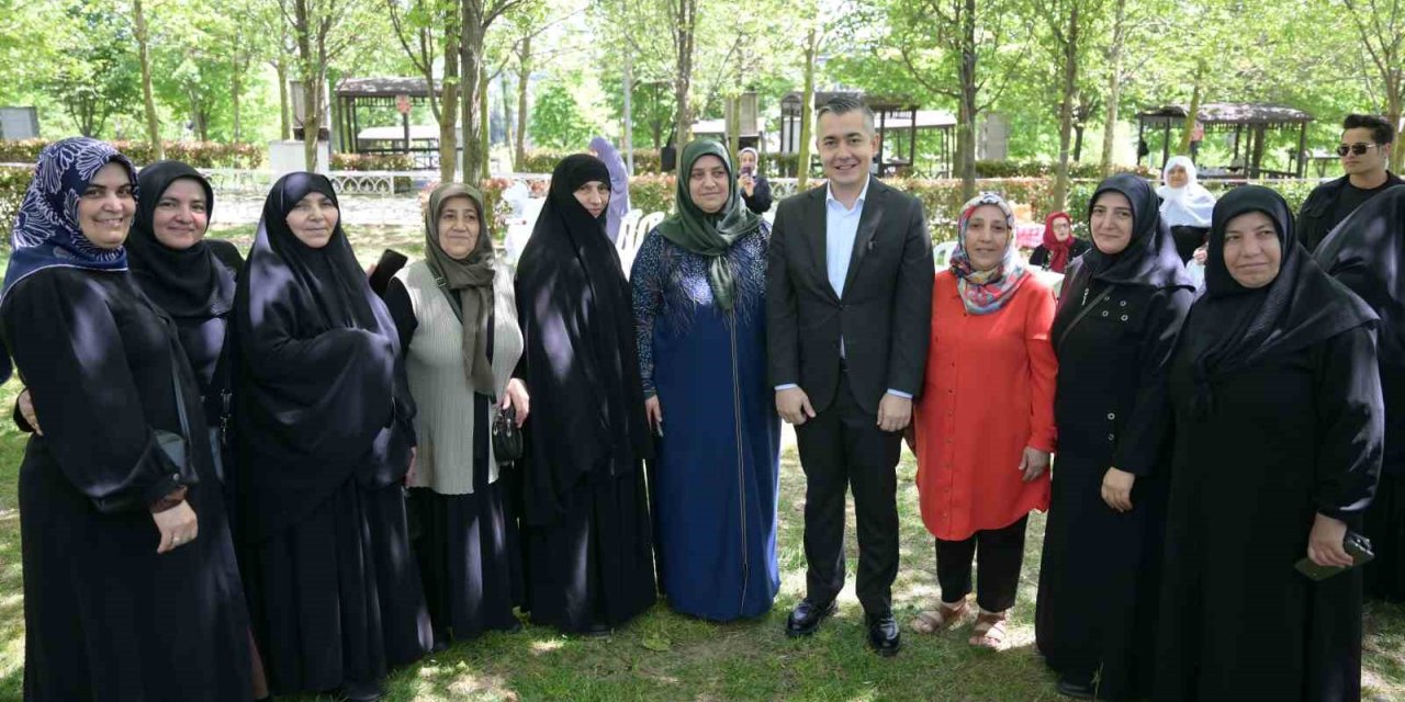 ESENYURTLU ANNELER BELEDİYENİN DÜZENLEDİĞİ PİKNİKTE BİR ARAYA GELDİ