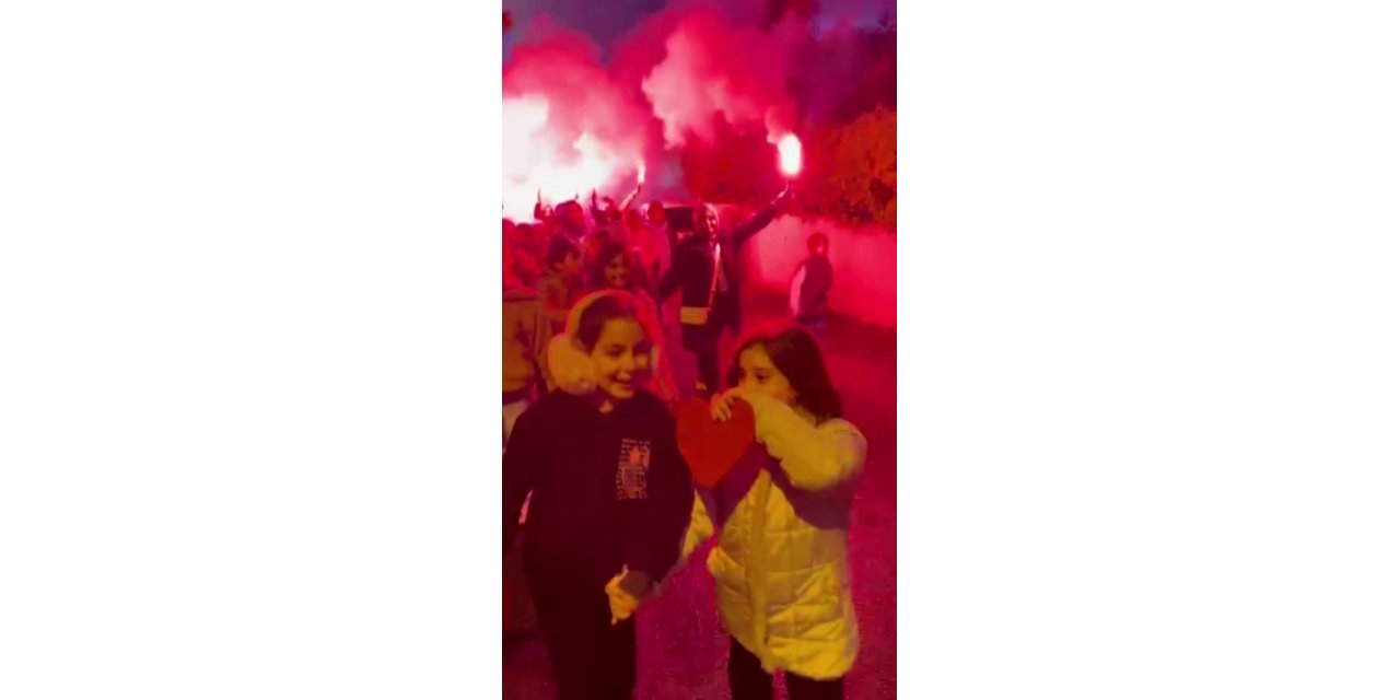MİNİK ÖĞRENCİLERDEN ÖĞRETMENLERİNE MEŞALELER EŞLİĞİNDE ‘ANNELER GÜNÜ’ KUTLAMASI