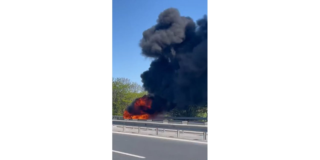 TEM OTOYOLU’NDA BİR OTOMOBİL ALEV ALEV YANDI