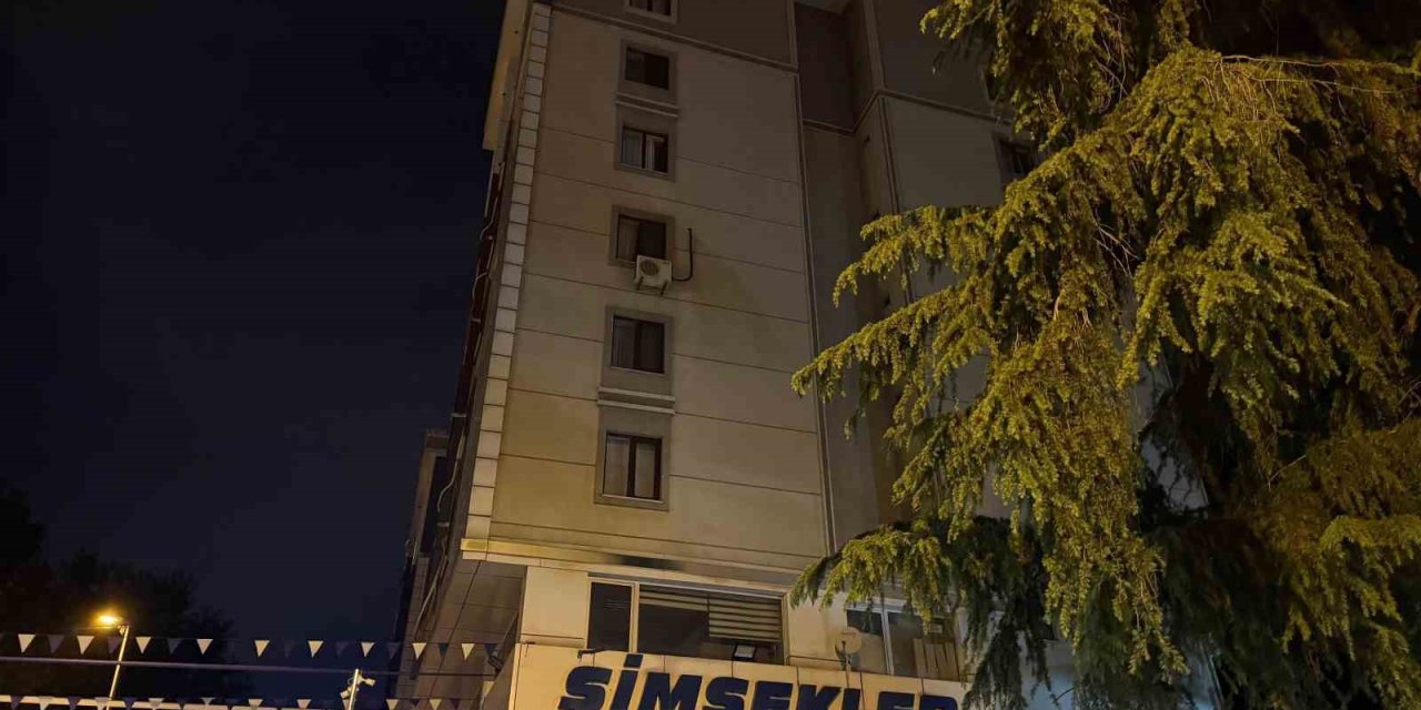 ATAŞEHİR’DE 5. KATTAN DÜŞEN GENÇ AĞIR YARALANDI