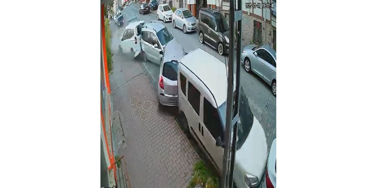 ESENYURT’TA KONTROLDEN ÇIKAN OTOMOBİL PARK HALİNDEKİ ARAÇLARA ÇARPTI