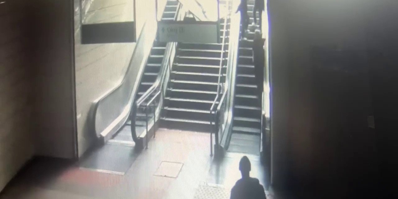 MALTEPE METRO İSTASYONUNDA REKLAM PANOSU KADININ ÜZERİNE BÖYLE DÜŞTÜ