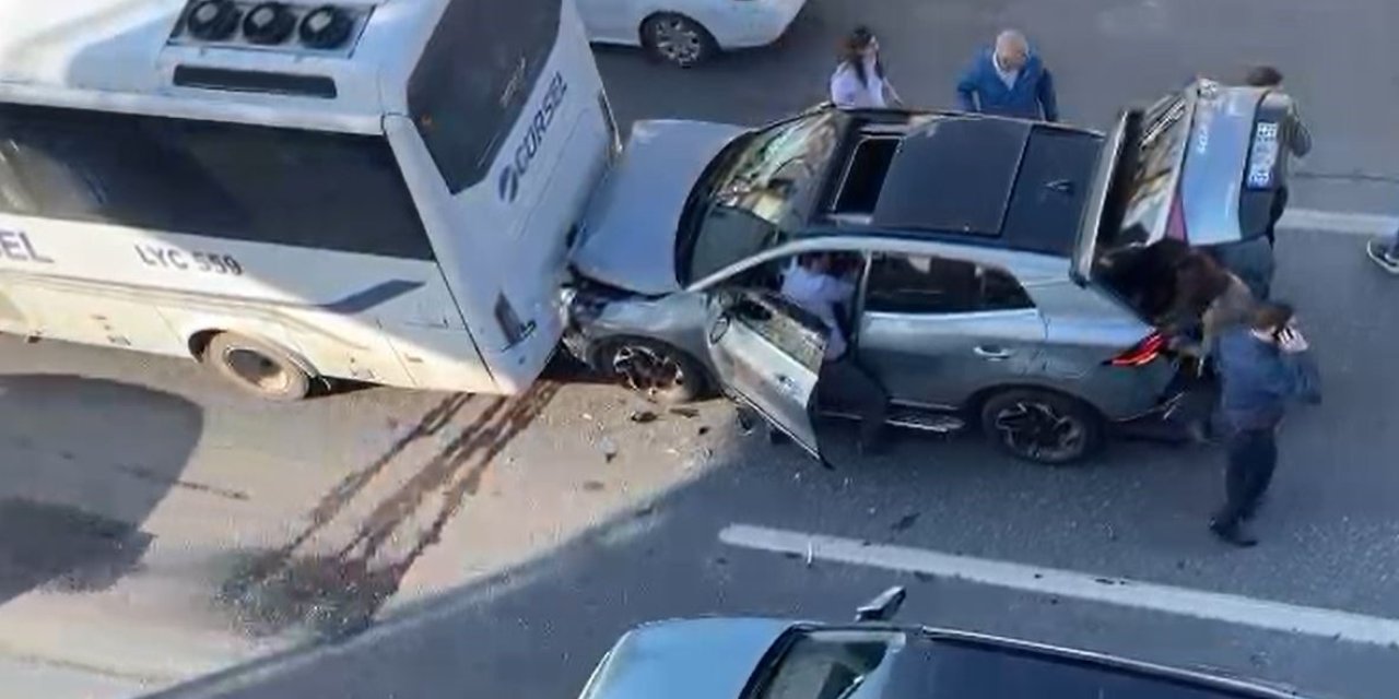 AVCILAR’DA KONTROLDEN ÇIKAN ARAÇ OTOBÜSE ÇARPTI