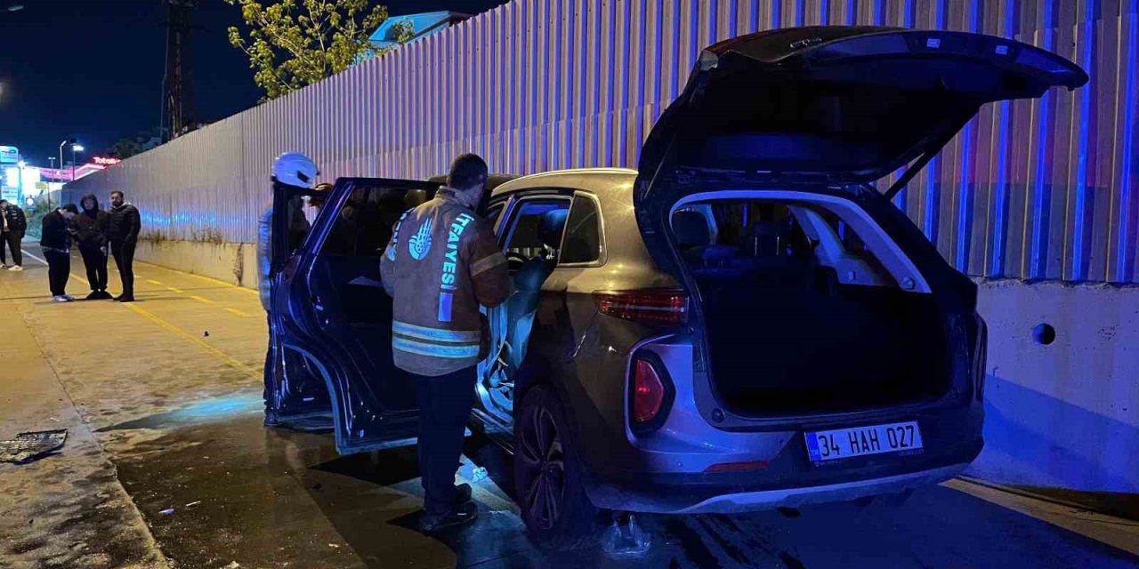 BAŞAKŞEHİR’DE İKİ ARAÇ KAFA KAFAYA ÇARPIŞTI: 5 YARALI