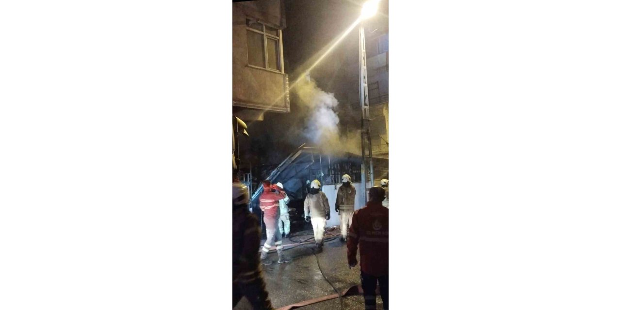 ÜMRANİYE’DE ÇIKAN YANGINDA GECEKONDU VE PARK HALİNDEKİ OTOMOBİL KULLANILAMAZ HALE GELDİ