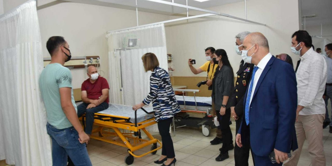 NEVŞEHİR’İN KADIN VALİSİİNCİ SEZER BECEL, TRAFİK DENETLEME NOKTASINDA VATANDAŞLARIN BAYRAMINI KUTLADI
