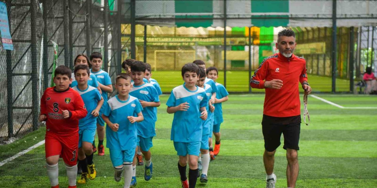 ESENYURT BELEDİYESİ’NDEN GELECEĞİN FUTBOLCULARINA DESTEK