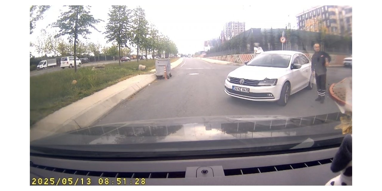 SULTANGAZİ’DE İNATLAŞAN SÜRÜCÜLERİN YOL VERME TARTIŞMASI KAMERADA