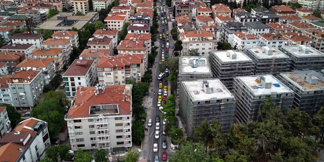 İSTANBUL’DA İSKİ YOLU KAPATTI VATANDAŞ ÇİLEDEN ÇIKTI