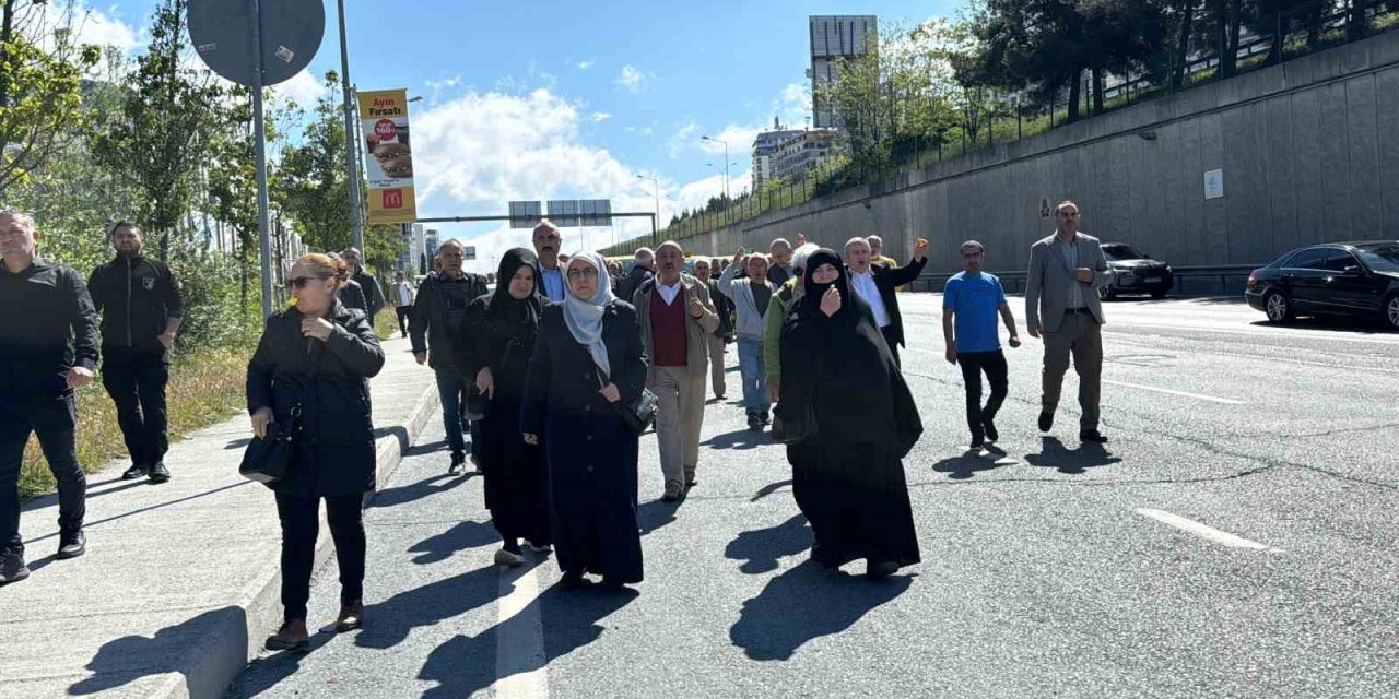İBB MAĞDURU TAKSİCİLERDEN CHP İL BAŞKANLIĞI BİNASI ÖNÜNDE DÜDÜKLÜ PROTESTO