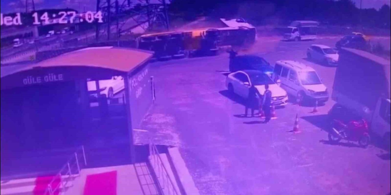 SULTANBEYLİ’DE VİRAJI DÖNEMEYEN HAFRİYAT KAMYONU OTOMOBİLİN ÜZERİNE DEVRİLDİ