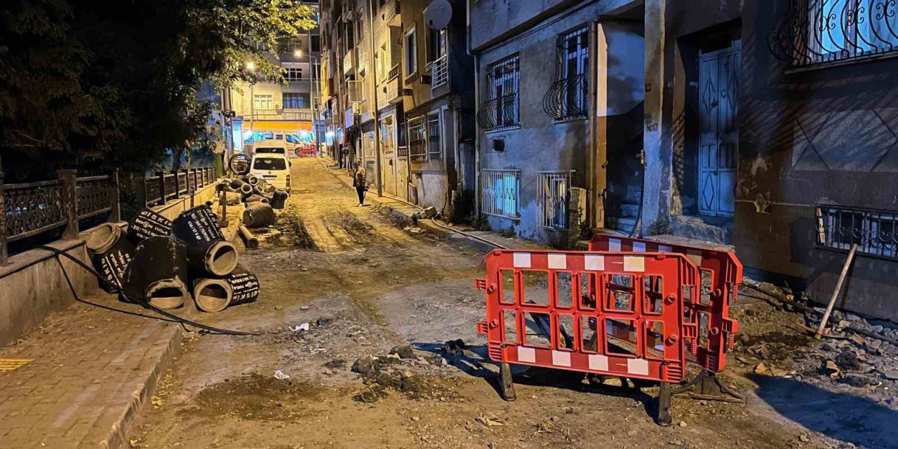 BAYRAMPAŞA’DA ALTYAPI ÇALIŞMASI YAPILAN SOKAKTA RÖGAR KAPAĞI PATLADI