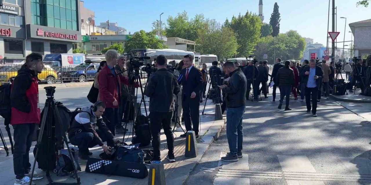 DOLMABAHÇE’DE UKRAYNA-RUSYA HEYETİ ARASINDAKİ GÖRÜŞMEYE BASINDAN YOĞUN İLGİ
