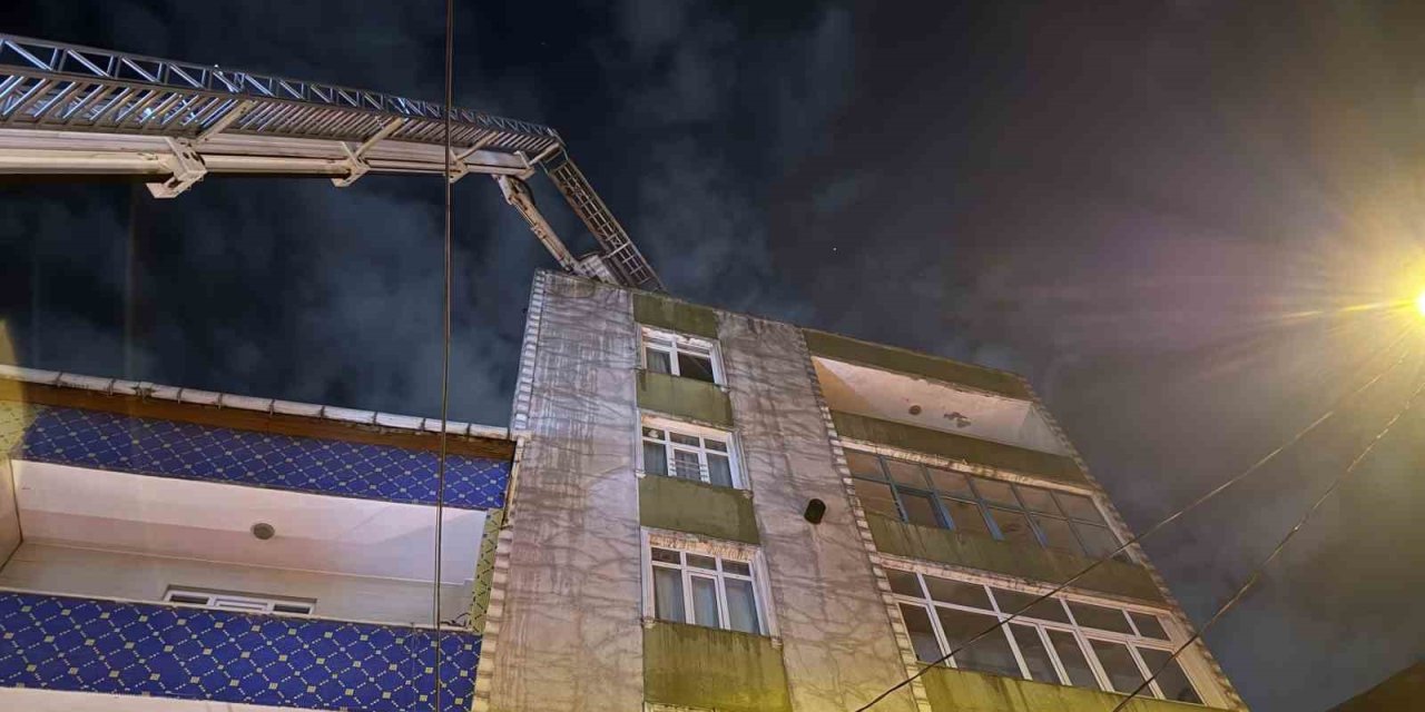 KÜÇÜKÇEKMECE’DE 7 KATLI BİNANIN ÇATISI ALEV ALEV YANDI