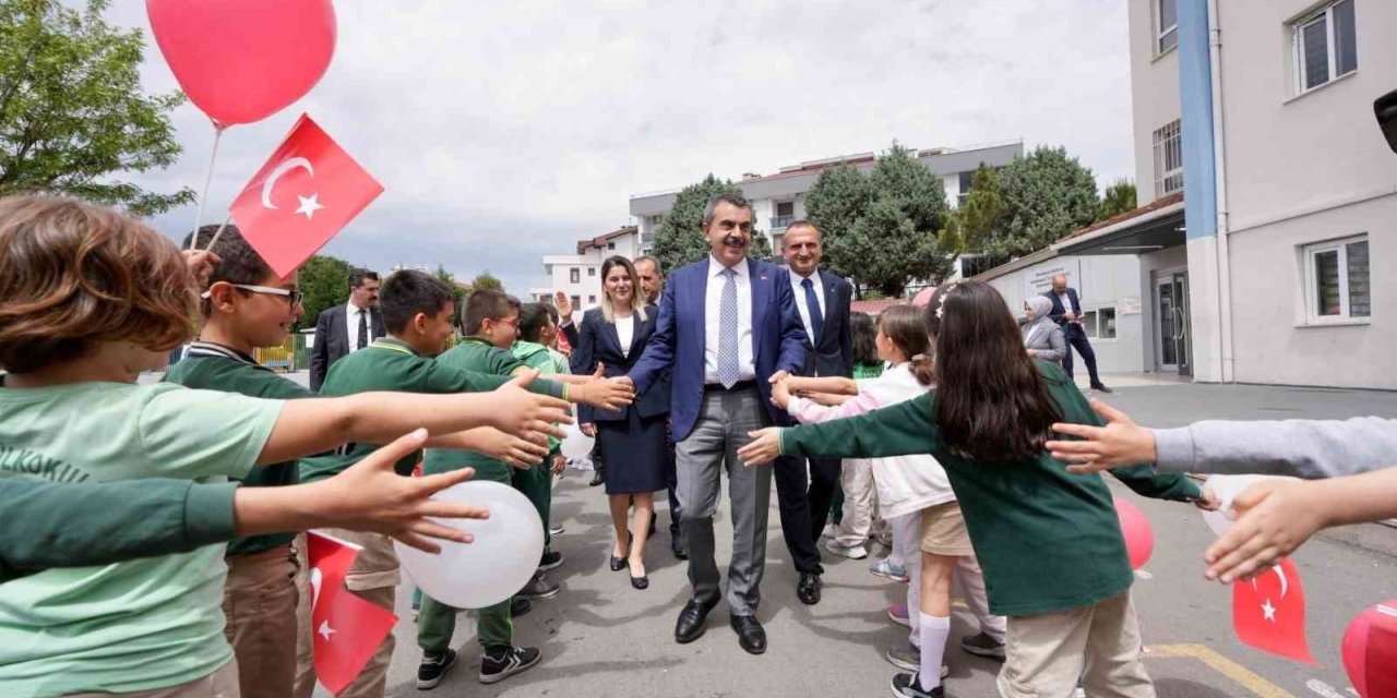 BAKAN TEKİN ATATÜRK İLKOKULU’NU ZİYARET ETTİ, BAYRAK TÖRENİNE KATILDI