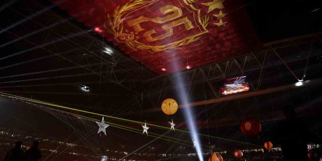GALATASARAYLI FUTBOLCULAR ŞAMPİYONLUĞU MARŞLAR VE ŞARKILARLA KUTLADI