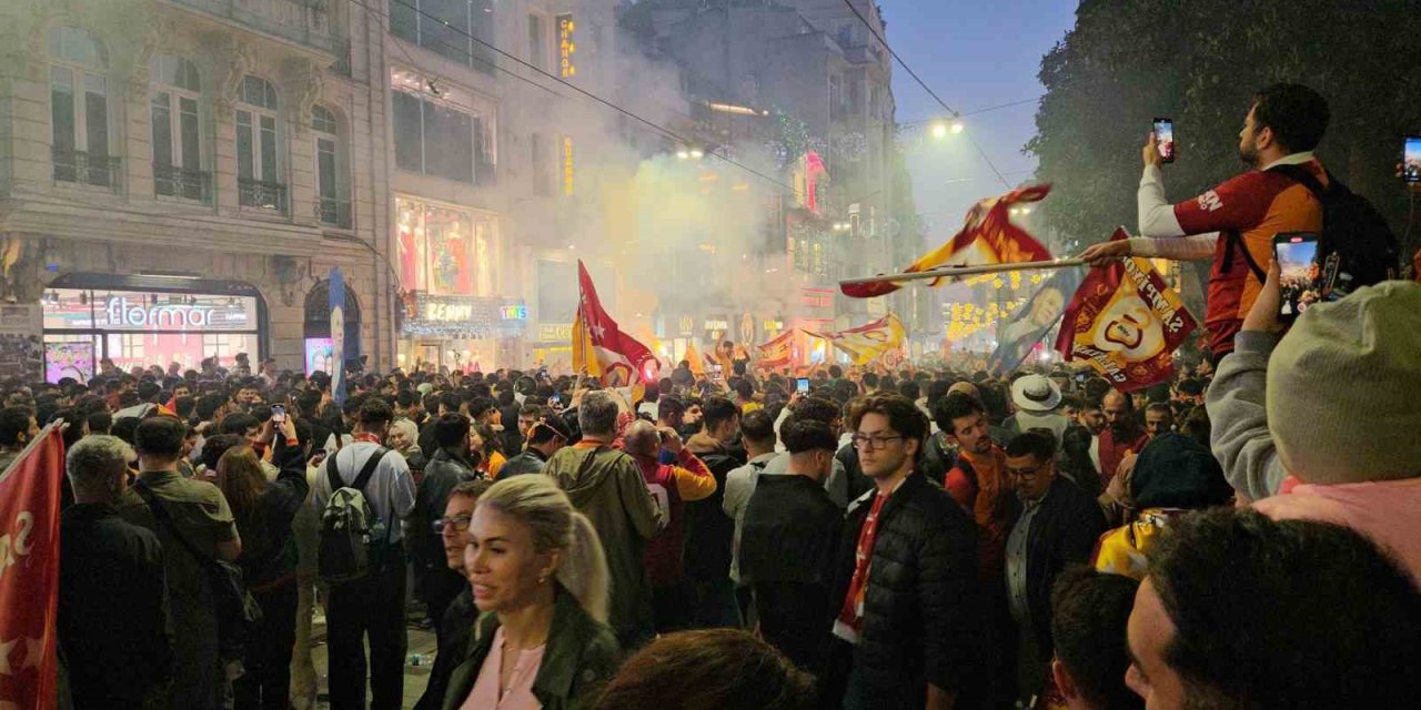 GALATASARAYLI TARAFTARLAR MAÇIN BİTİMİNDE TAKSİM’E AKIN ETTİ