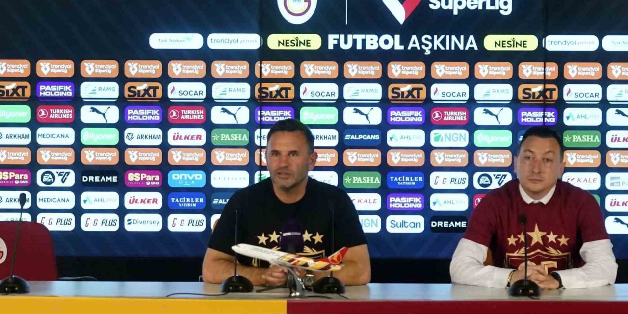 GALATASARAYLI FUTBOLCULARDAN BASIN TOPLANTISINDA SULU KUTLAMA