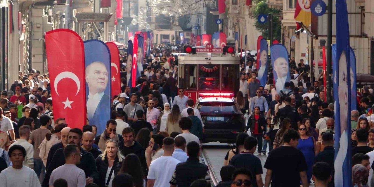 19 MAYIS’TA TAKSİM MEYDANI VE ÇEVRESİ TÜRK BAYRAKLARIYLA DONATILDI