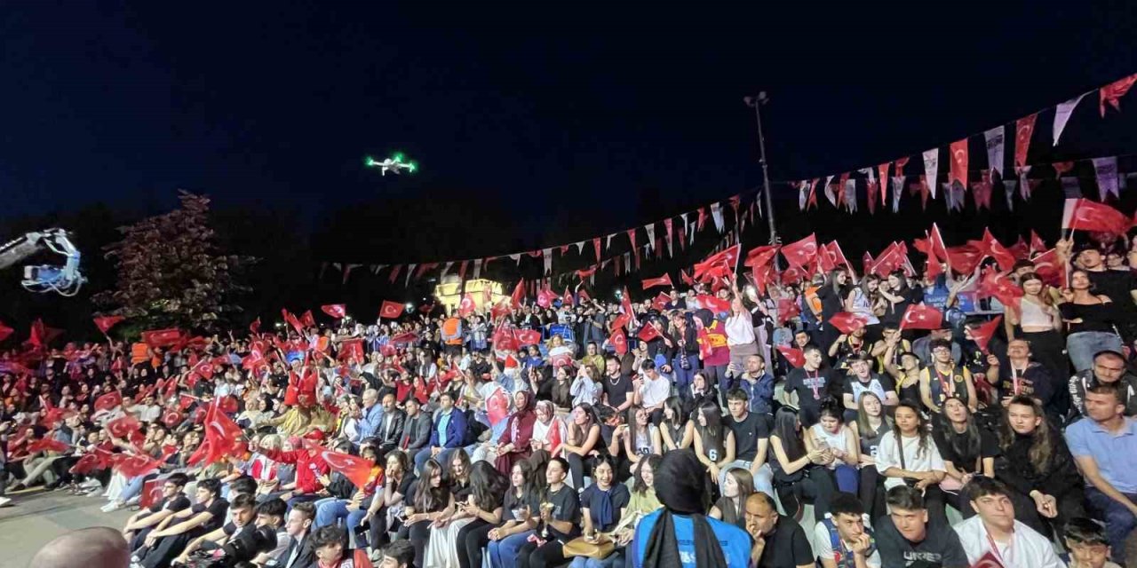 BAHÇELİEVLER’DE 19 MAYIS’A ÖZEL "GENÇLİK KONSERİ" DÜZENLENDİ