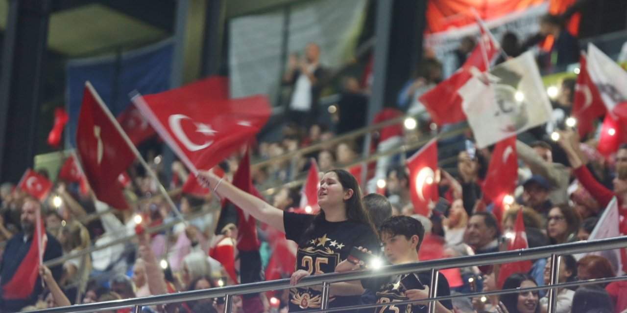 KÜÇÜKÇEKMECE’DE 19 MAYIS COŞKUSU SOKAKLARA TAŞTI