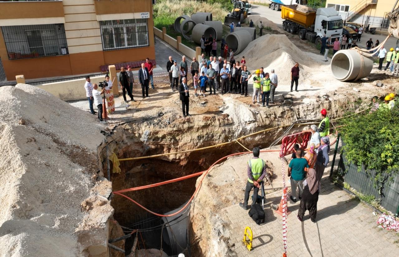 Adana'da Bir Mahalleye Daha Yağmur Suyu Hattı İnşa Ediliyor