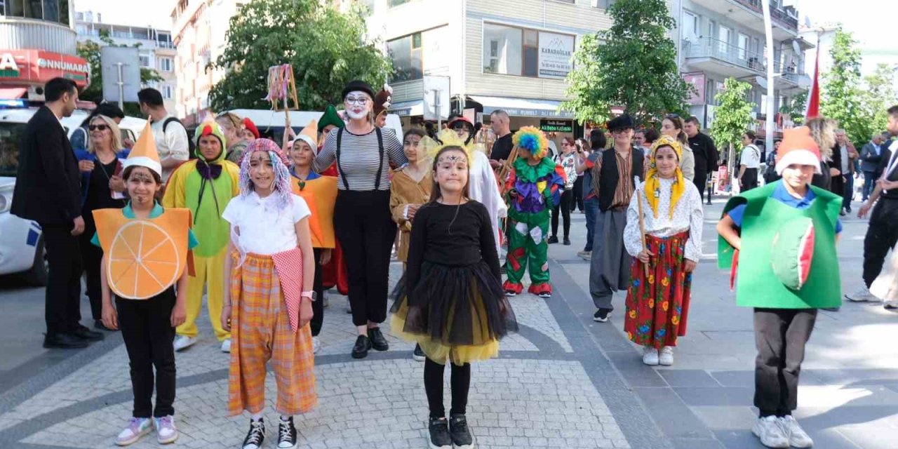 BÜYÜKÇEKMECE’DE TİYATRO FESTİVALİ’NİN PERDESİ AÇILDI