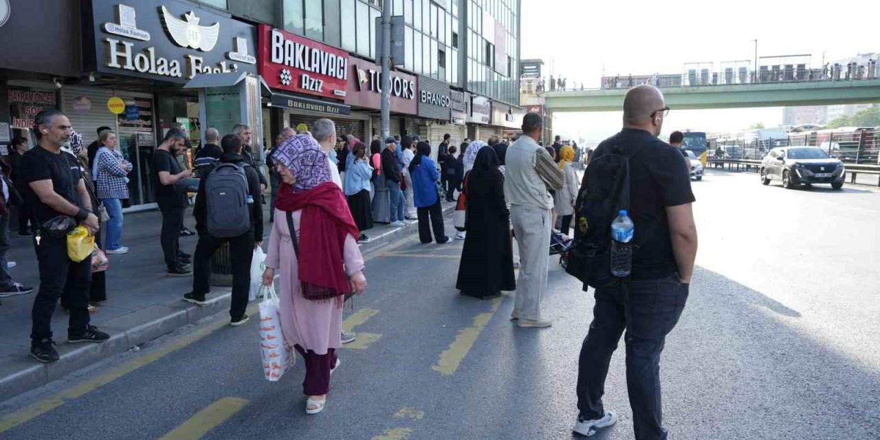 ÖZEL HALK OTOBÜSLERİ KONTAK KAPATTI, VATANDAŞLAR YOLDA KALDI
