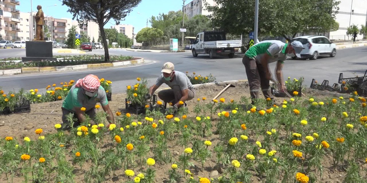 BUCA'NIN PARKLARINA 3 AYDA 60 BİN ÇİÇEK 600 AĞAÇ