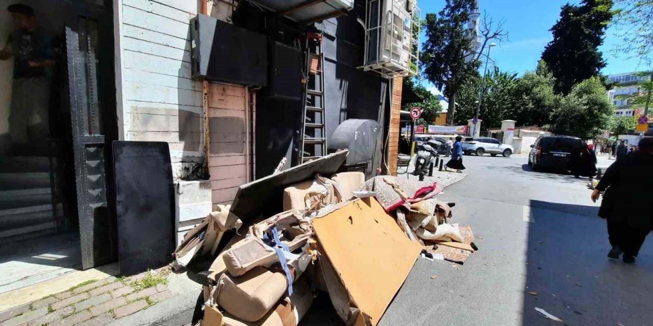 FATİH’TE "KONTROLSÜZ TAŞINMA" KAMERADA: EŞYALARINI 3. KATTAKİ CAMDAN BÖYLE ATTI