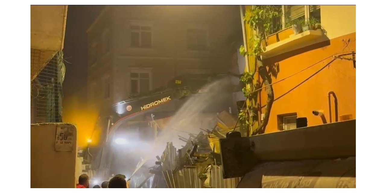FATİH’TE KISMEN ÇÖKEN METRUK BİNA KONTROLLÜ OLARAK YIKILDI