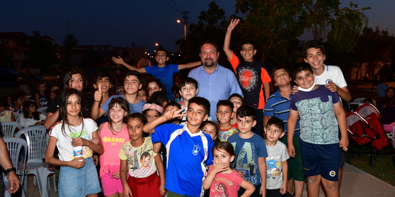 ÇİĞLİ BELEDİYE BAŞKANI GÜMRÜKÇÜ, SİNEMA AKŞAMLARINDA VATANDAŞLARLA BULUŞTU