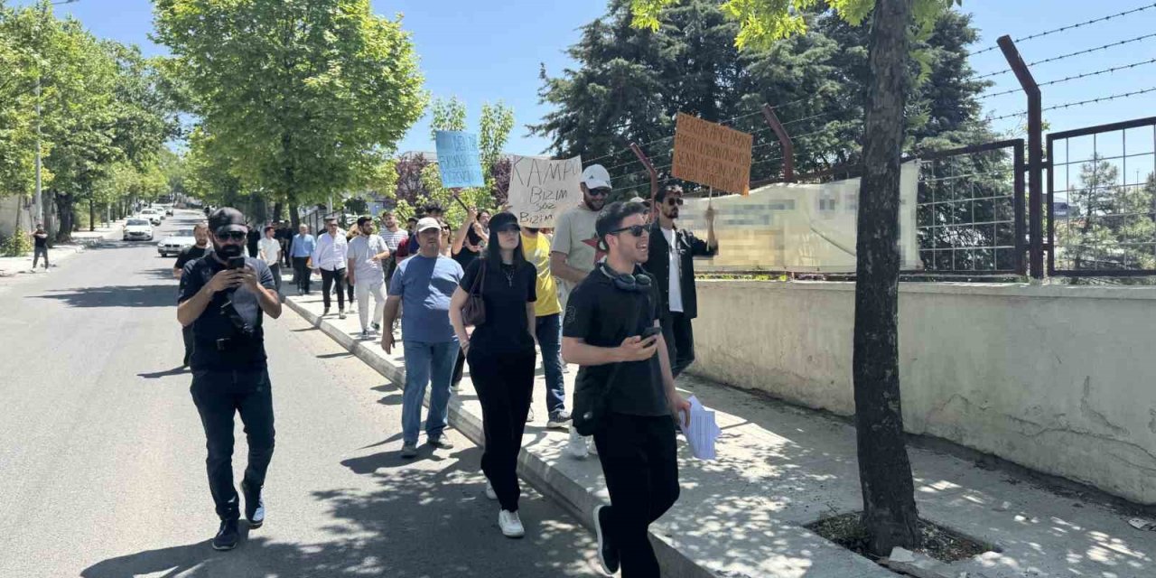 ÜNİVERSİTE ÖĞRENCİLERİNDEN YÜZDE 74’LÜK ZAM PROTESTOSU
