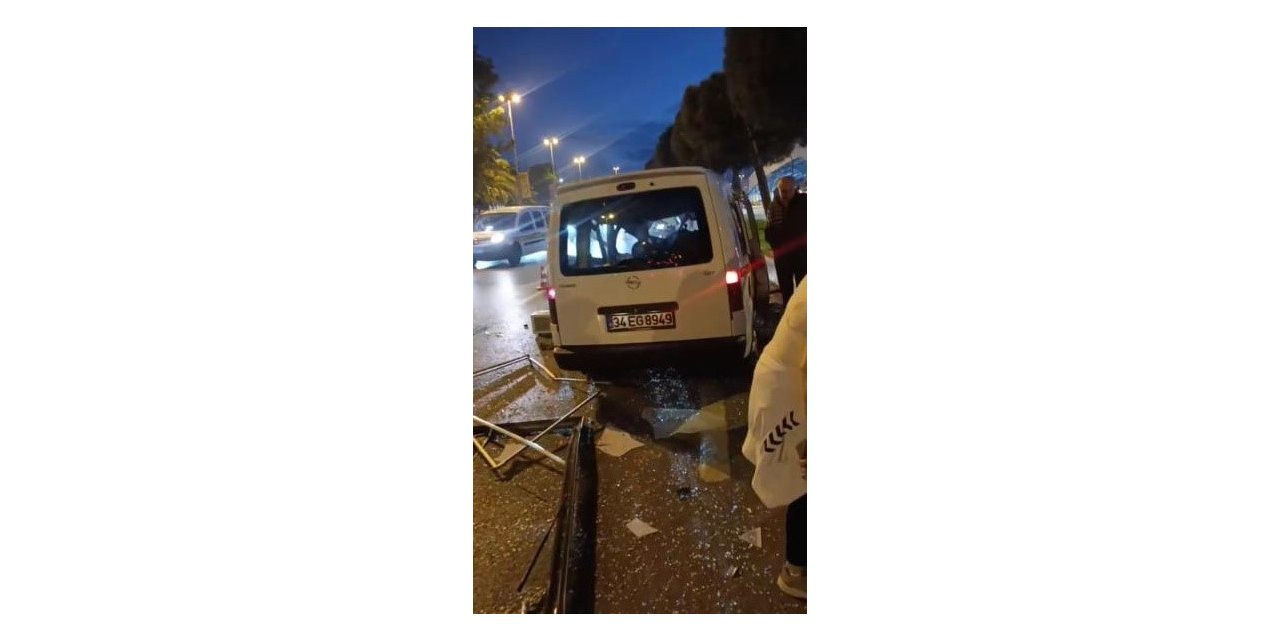 KARTAL’DA REKLAM PANOSUNA ÇARPAN ARAÇ KARŞI ŞERİDE GEÇTİ