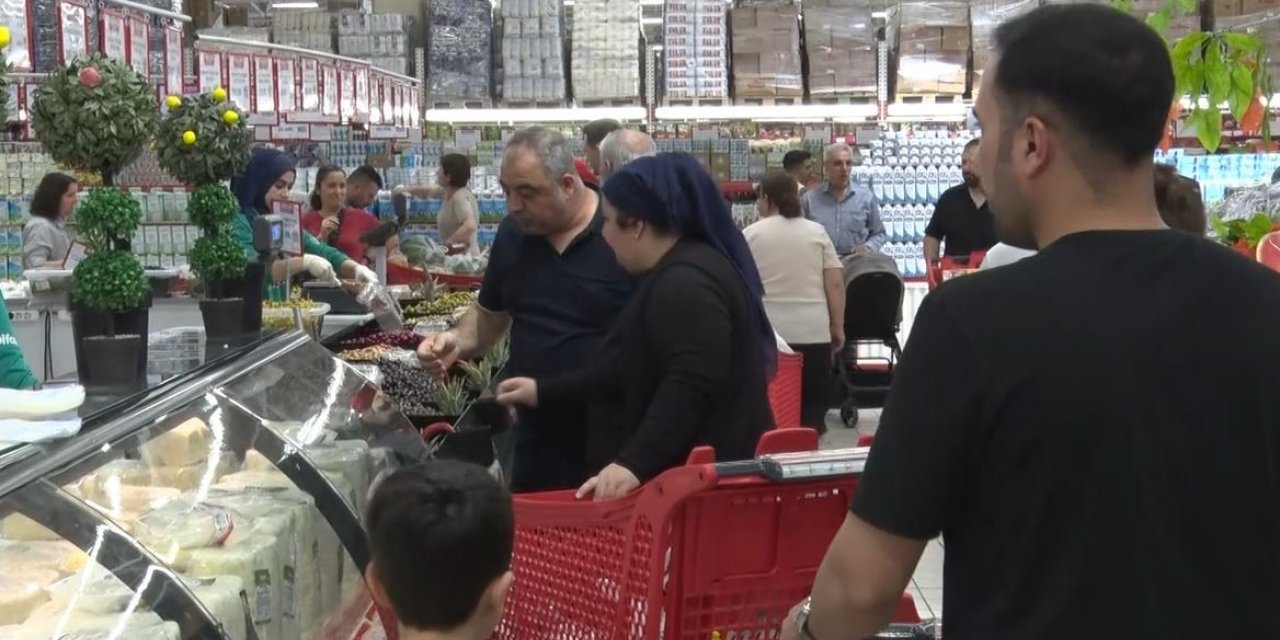 BAYRAM ÖNCESİ BÜYÜK İNDİRİM YAPILAN MARKETE VATANDAŞLAR AKIN ETTİ