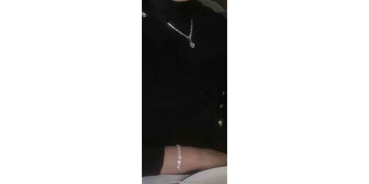 KARDEŞİNİN MEZUNİYET TÖRENİNE GİDERKEN ALTINLARINI KOMŞUSU ÇALDI