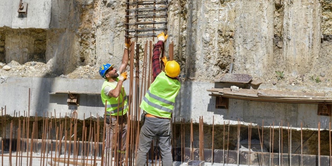 ESENYURT’TA ATIL DURUMDAKİ CEMEVİ’Nİ YENİLEME ÇALIŞMALARI DEVAM EDİYOR