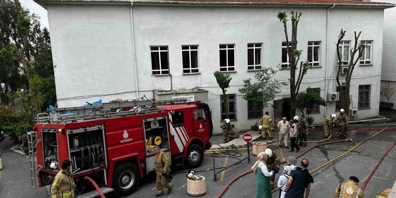 ÜSKÜDAR DEVLET HASTANESİ’NDE ECZA DEPOSUNDA YANGIN