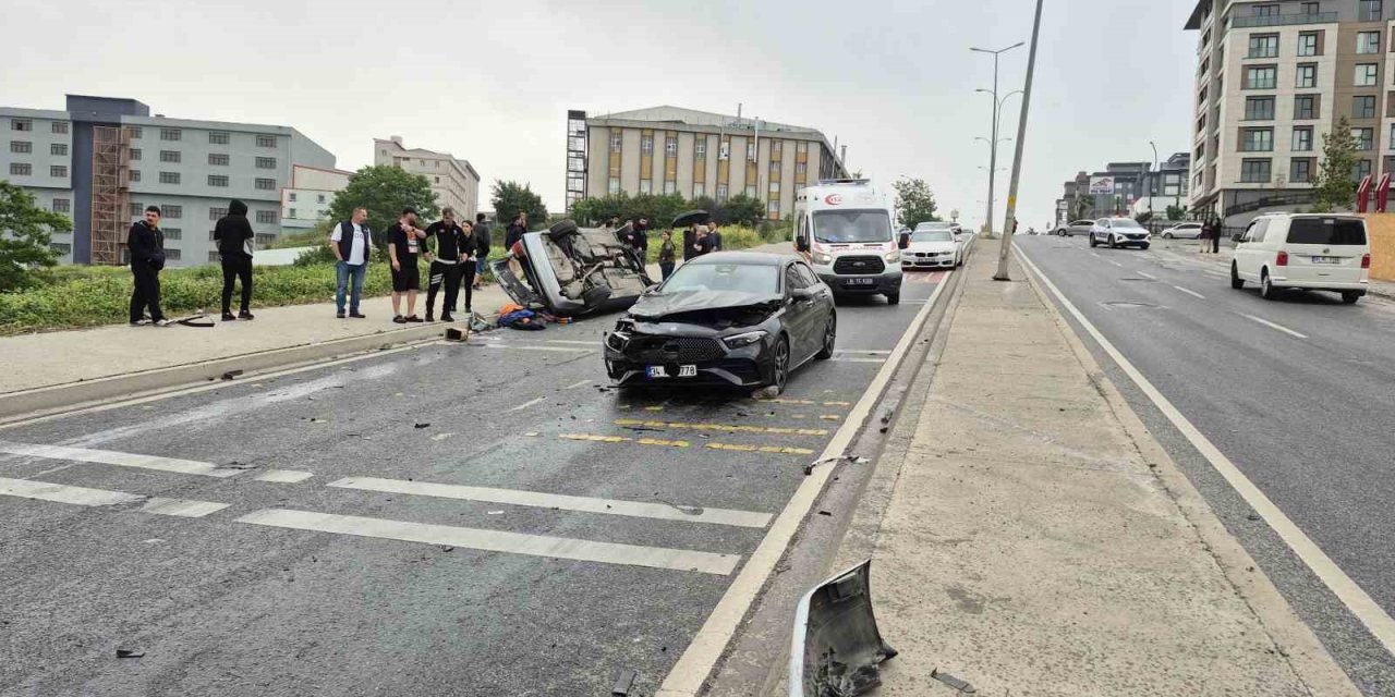BEYLİKDÜZÜ’NDE KONTROLDEN ÇIKAN ARAÇ TERS ŞERİDE DALDI: 1’İ AĞIR 4 YARALI